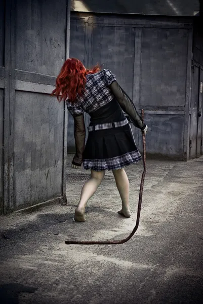 Zombie girl walking med armatur — Stockfoto