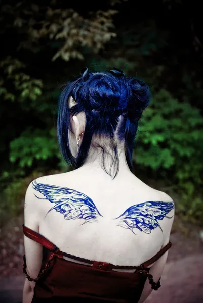 Portré, fiatal, gyönyörű nő tetoválással a hátán a szárny — Stock Fotó