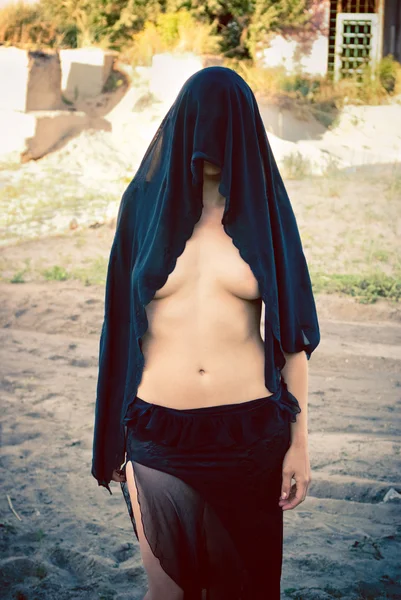Žena zakryla tvář — Stock fotografie