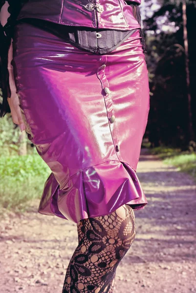 Сексуальная женщина в розовой юбке — стоковое фото