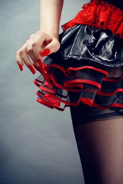 青色の背景に黒と赤のフェチ スカートの女性 — ストック写真