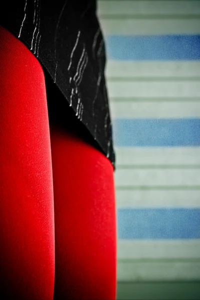 Kvinnans ben i rött — Stockfoto
