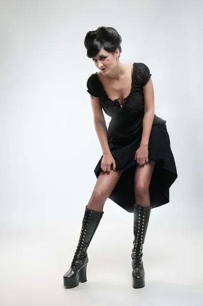 Готическая девушка вампир в черном платье на белом фоне — стоковое фото