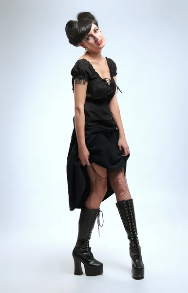 Menina vampiro gótico em vestido preto no fundo branco — Fotografia de Stock
