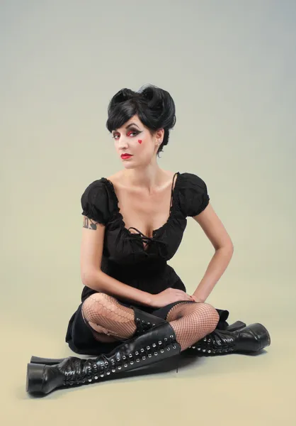 Chica vampiro gótico en vestido negro sobre fondo blanco —  Fotos de Stock