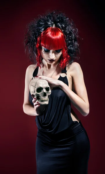 Femme gothique élégante avec crâne — Photo