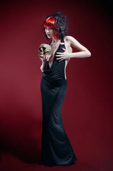 Elegante donna gotica con teschio — Foto Stock