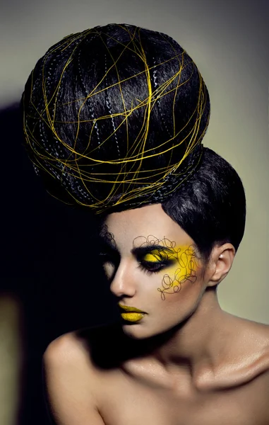 Szépség portré kreatív frizura — Stock Fotó