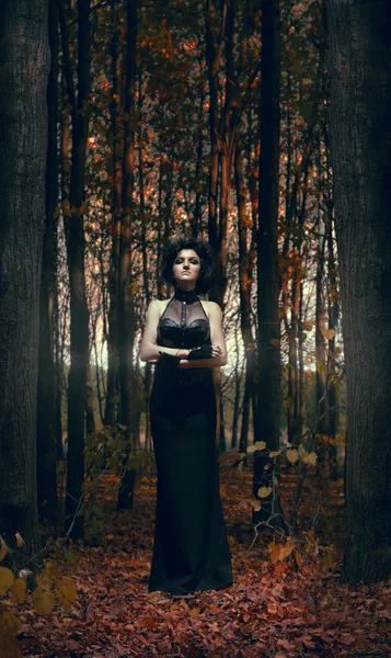 Frau im Herbstwald — Stockfoto