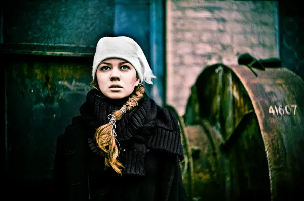 Горлонська дівчина в шарфі в покинутому місті — стокове фото