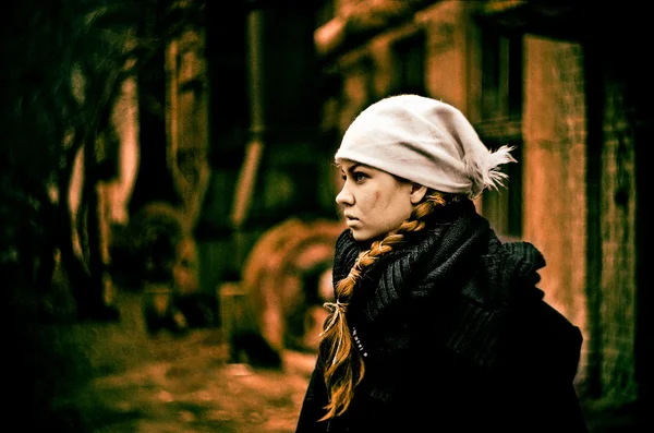Gorlorn menina em cachecol na cidade deserta — Fotografia de Stock