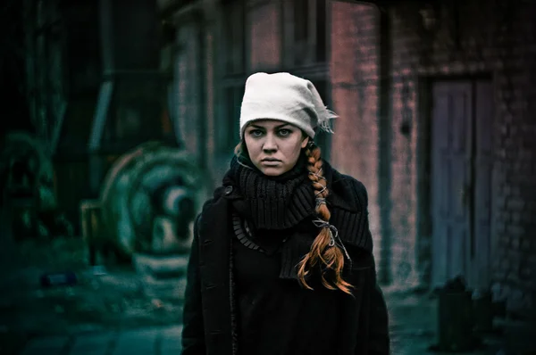 Gorlorn Mädchen mit Schal in verlassener Stadt — Stockfoto