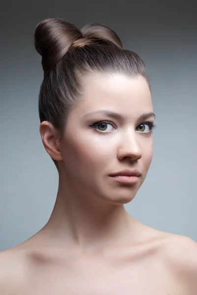 Studio ritratto di giovane bella donna con trucco — Foto Stock