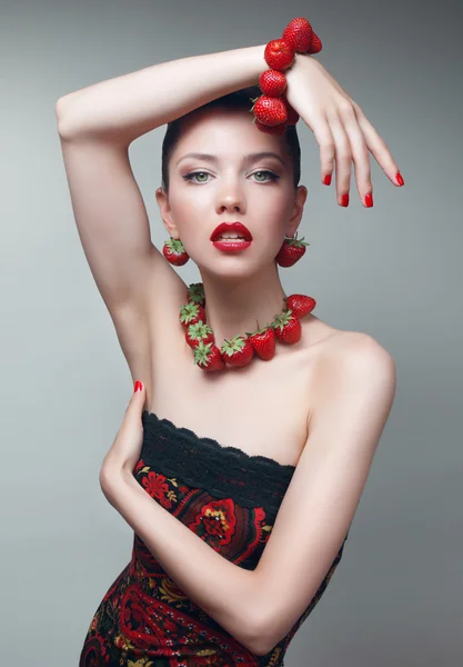 Chica sexy con brazalete de fresa y collar —  Fotos de Stock