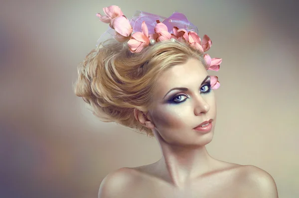 Nő virággal kreatív frizura — Stock Fotó