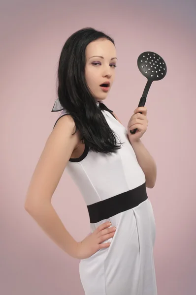 Cozinhar pinup menina com skimmer — Fotografia de Stock