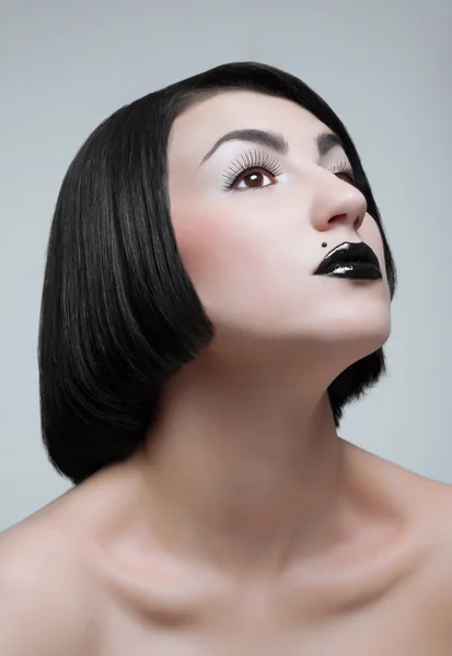 Studioporträt einer jungen Brünetten mit schwarzen Lippen — Stockfoto