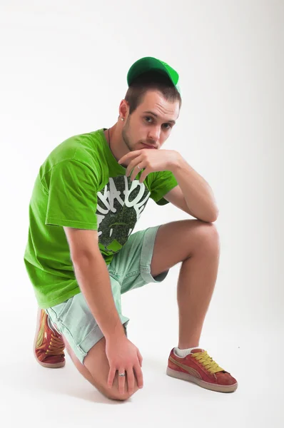 Mladý muž nosí hip-hop styl oblečení — Stock fotografie