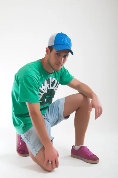Hip-hop tarzı kıyafet giyen genç adam — Stok fotoğraf
