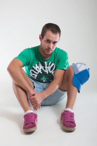 Mladý muž nosí hip-hop styl oblečení — Stock fotografie