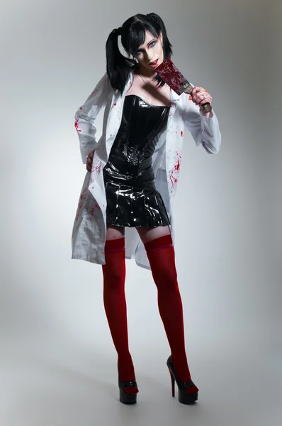 Crazy sjuksköterska med blodig kniv — Stockfoto