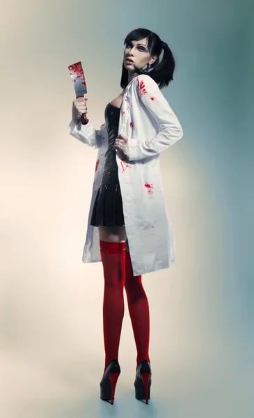 Gek verpleegster met bloedige mes — Stockfoto