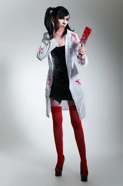 Verrückte Krankenschwester mit blutigem Messer — Stockfoto