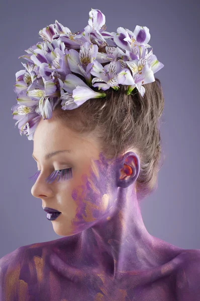 Портрет красоты со свежими лилиями в волосах — стоковое фото