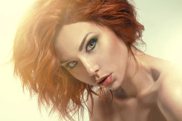 かわいい赤毛の女性のスタジオ ポートレート — ストック写真