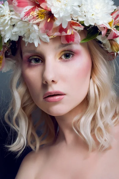 Piękna kobieta z świeże kwiaty we włosach — Zdjęcie stockowe