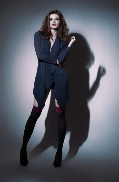 Modeaufnahme einer Frau im blauen Kostüm — Stockfoto
