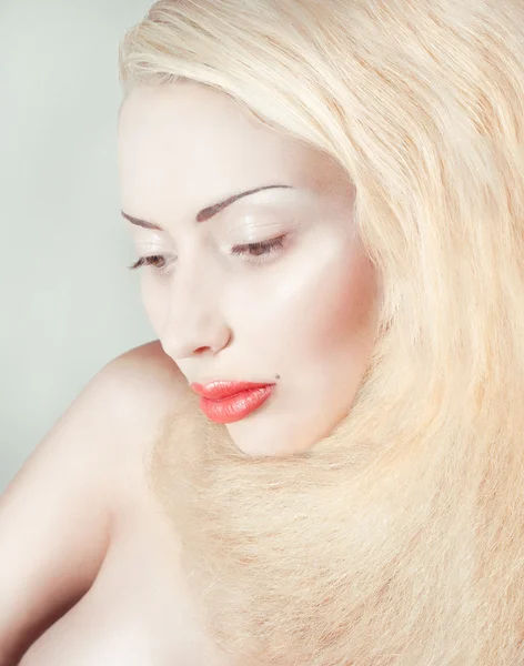 Studio portrait de beauté de blonde fille sexy — Photo