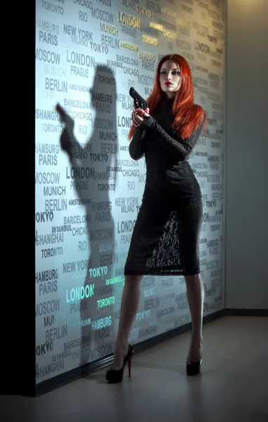 Donna sexy con pistola — Foto Stock