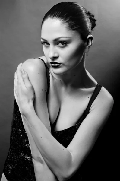 Černé a bílé studiový portrét sexy ženy — Stock fotografie