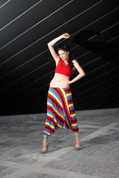 Modelo de moda em roupa colorida — Fotografia de Stock