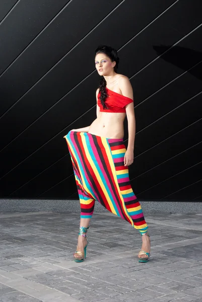 Модна модель в барвистому вбранні — стокове фото