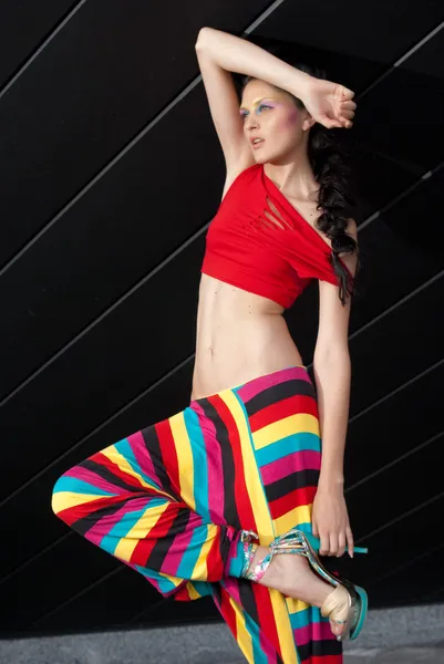 Modelka v barevné oblečení — Stock fotografie