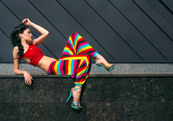 Modelka v barevné oblečení — Stock fotografie