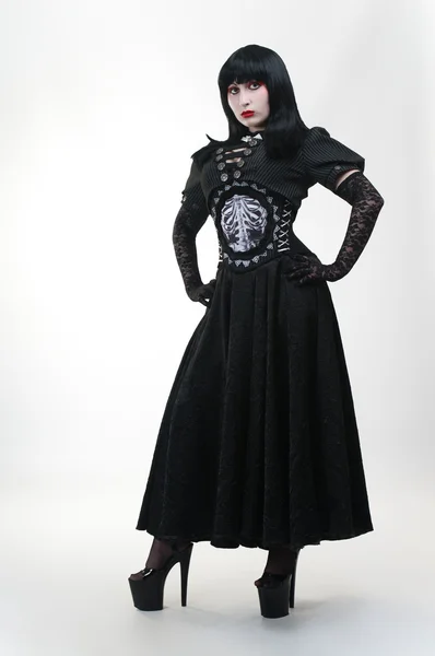 Κορίτσι γοτθικό vampire σε μαύρο φόρεμα σε λευκό φόντο — Φωτογραφία Αρχείου