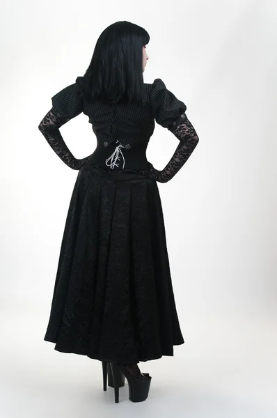 Chica vampiro gótico en vestido negro soporte trasero —  Fotos de Stock