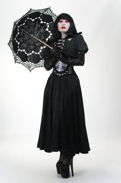Vampiro gótico em vestido preto com guarda-chuva — Fotografia de Stock