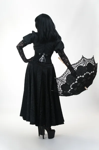 Vampiro gotico in abito nero con ombrello posteriore — Foto Stock