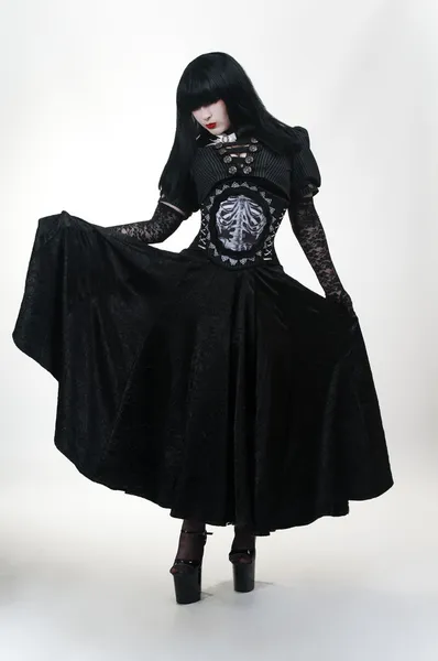 Chica vampiro medieval en blanco — Foto de Stock