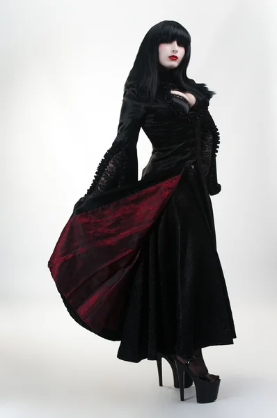 Jeune fille vampire médiévale en robe noire rouge — Photo