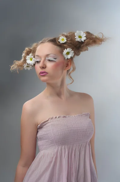 Estúdio retrato de beleza de mulher com camomilas no cabelo — Fotografia de Stock