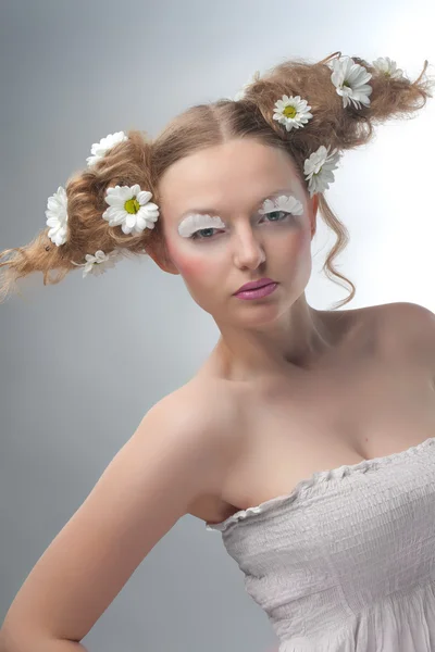 Lány a chamomiles, haj — Stock Fotó