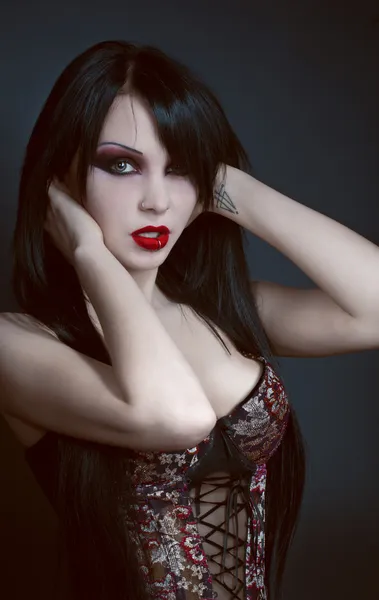 Estúdio gótico retrato de mulher sexy morena — Fotografia de Stock