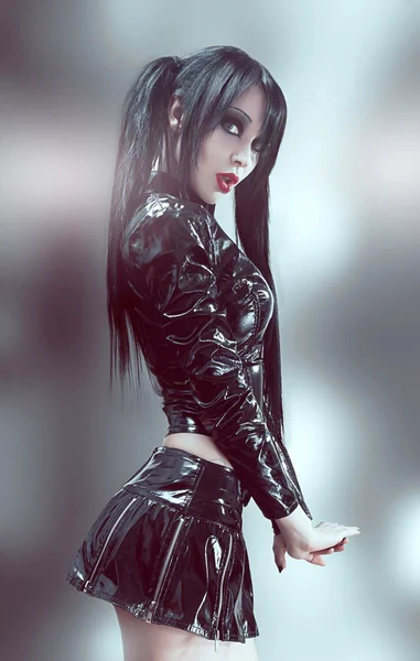 Estudio gótico retrato de morena sexy mujer en traje de vinilo negro — Foto de Stock