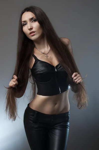 Brunette femme en cuir noir costume — Photo