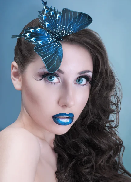 Studio skönhet stående med blå fjäril — Stockfoto